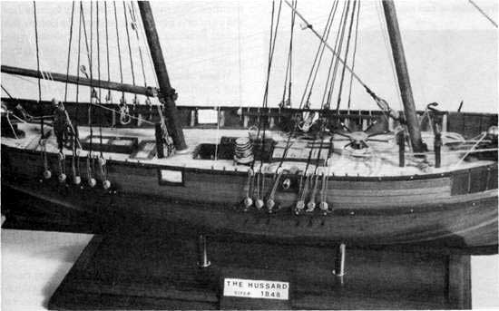 Подставка с двумя латунными держателями и табличкой Подставка с двумя латунными держателями и табличкой