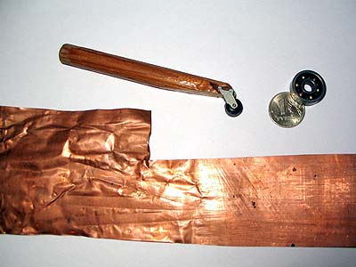 фрагмент фольги мятой, уже выправленной и инструмент фрагмент фольги мятой, уже выправленной и инструмент