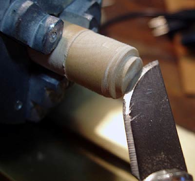 Обработка торца заготовки полукруглой стамеской, изготовленной из лезвия модельного ножа