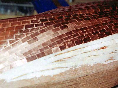 Оклейка велась от килевой планки к ватерлинии по направлению от кормы к носу Оклейка велась от килевой планки к ватерлинии по направлению от кормы к носу