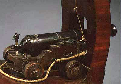 36-фунтовая (173мм) русская опытная пушка образца 1786 года с подъёмным винтом для изменения угла возвышения ствола орудия на корабельном откидном станке
