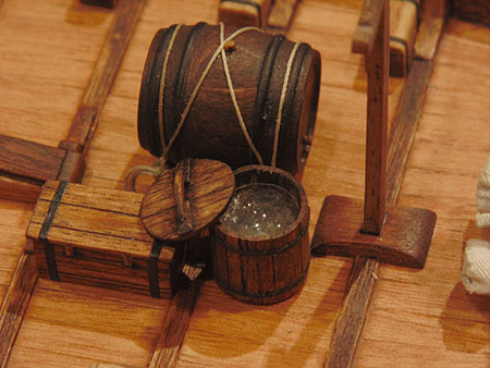 Расположене мелких деталей на палубе деревянной модели Драккара