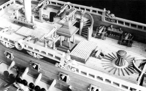 Шпиль и судовой колокол Шпиль и судовой колокол