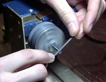 Немного завалить края у полученного паза Немного завалить края у полученного паза