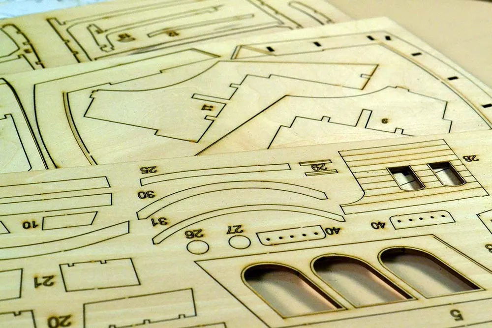 модель корабля для сборки Black Pearl (Черная жемчужина) на дне модель корабля для сборки Black Pearl (Черная жемчужина) на дне