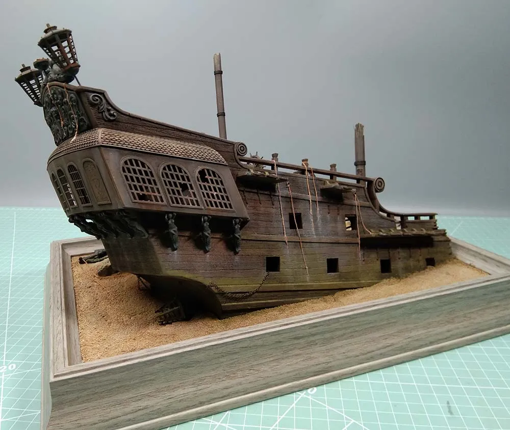 модель корабля для сборки Black Pearl (Черная жемчужина) на дне модель корабля для сборки Black Pearl (Черная жемчужина) на дне