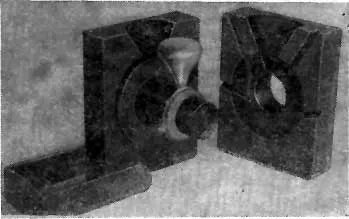 Раскрытый стальной кокиль для обручального кольца с готовой отливкой. Раскрытый стальной кокиль для обручального кольца с готовой отливкой.